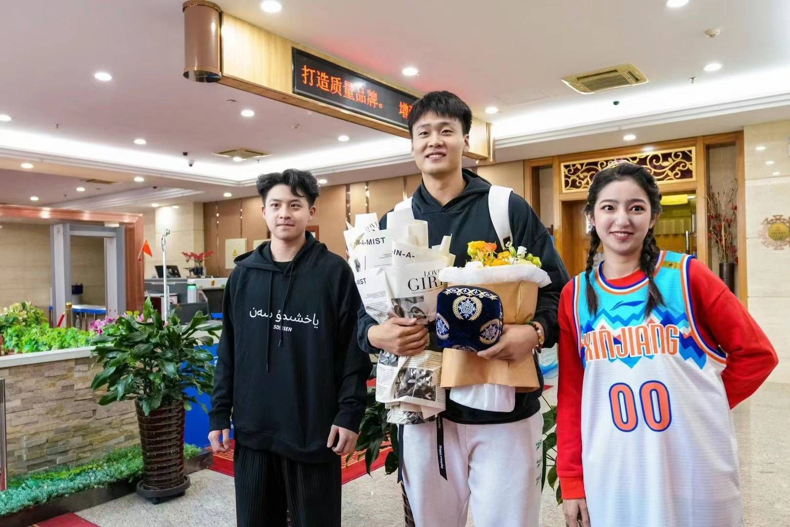 在一个村庄，我用摄影机拍摄了一群印度人，一个女人从人群当中走过来，把她的孩子抱到镜头前面，她似乎以为镜头拥有神奇的魔力，可以挽救她的孩子。